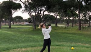 Golfçüler şehitler için saygı duruşunda bulundu