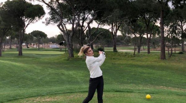 Golfçüler şehitler için saygı duruşunda bulundu