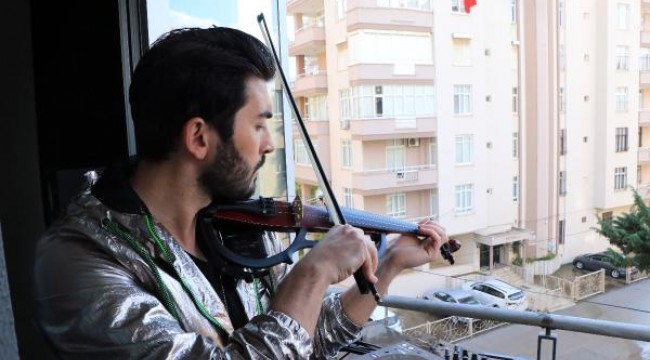 Adanalı kemancının müzik performansını mahalle sakinleri sokakta dinledi