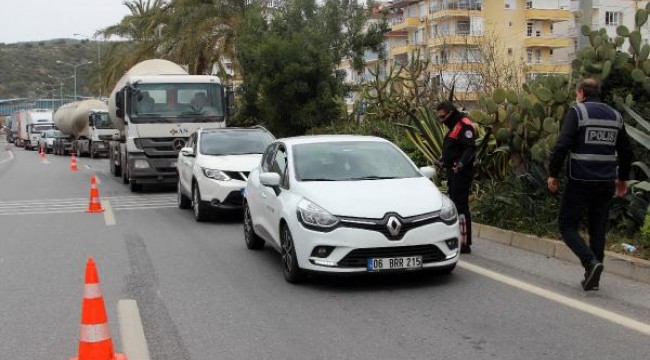 Alanya'da koronavirüs denetiminde uzun kuyruklar oluştu