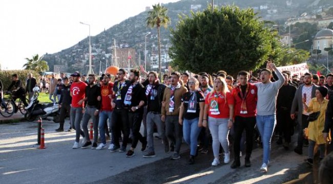 Alanya'da yüzlerce kişi şehitler için yürüdü