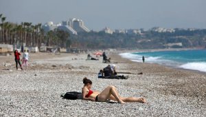 Antalyalılar 'evde kal' çağrısına uydu, turistler denize girdi