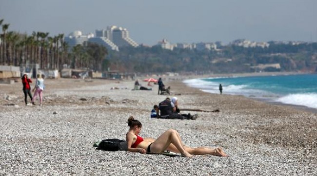 Antalyalılar 'evde kal' çağrısına uydu, turistler denize girdi