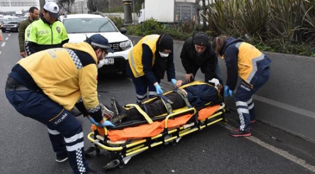 Bayrampaşa'da sağlık ekipleri maske takarak, yaralıya müdahale etti