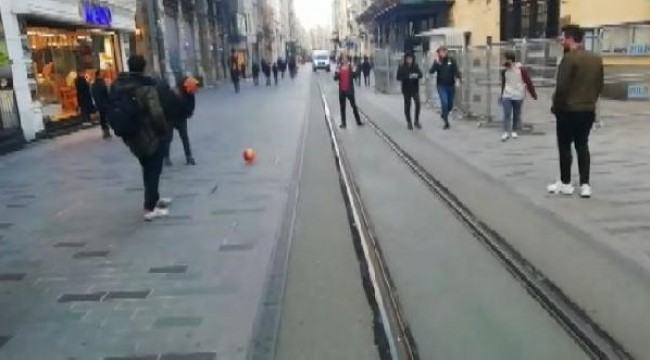 Boş kalan İstiklal Caddesi'nde top oynadılar