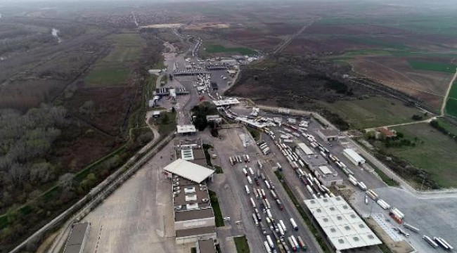 Bulgaristan'da Türk TIR'ları kilometrelerce kuyruk oluşturdu