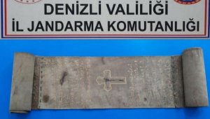 Denizli'de 500 yıllık İncil'i satmaya çalışırken yakalandılar