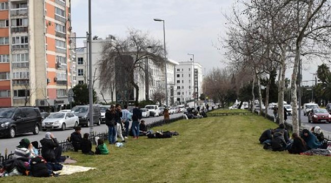 Edirne'ye gitmek isteyen göçmenlerin Vatan Caddesi'ndeki bekleyişleri sürüyor