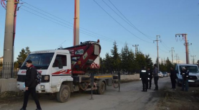 Elektrik direğinde arızayı giderirken akıma kapıldı