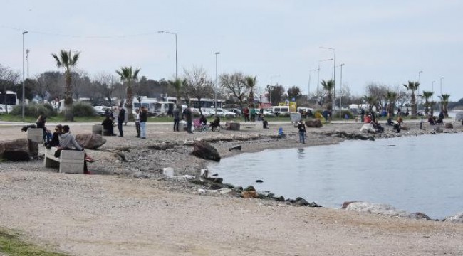 'Evde kalın' çağrısına rağmen İzmir'de sahiller doldu