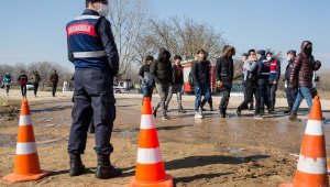 Göçmen yoğunluğunun yaşandığı Pazarkule'ye geçişler kapatıldı