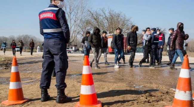 Göçmen yoğunluğunun yaşandığı Pazarkule'ye geçişler kapatıldı