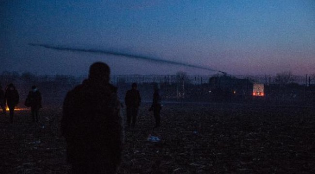 Göçmen yoğunluğunun yaşandığı Pazarkule'ye geçişler kapatıldı