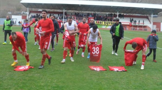 Gümüşhanesporlu futbolculardan formalı protesto