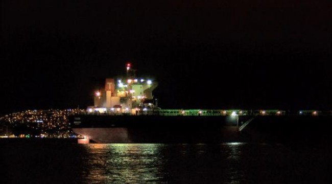 İstanbul Boğazı'nda dümeni kitlenen gemi kıyıya çekildi