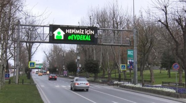 İstanbul'da trafik tabelalarında "Evde Kal" uyarısı