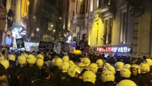 İstiklal Caddesi'nde yürümek isteyen kadınlara polis müdahalesi