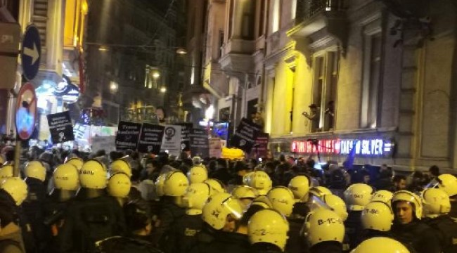 İstiklal Caddesi'nde yürümek isteyen kadınlara polis müdahalesi