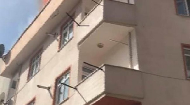 Kağıthane'de yangında dehşet anları; çatıdan aşağıda açılan battaniyeye böyle atladı