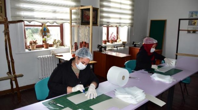 Maske fırsatçıları fiyat artırınca halk eğitim merkezinde üretim başladı