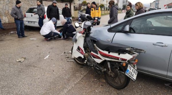 Otomobille çarpışan motosikletin sürücüsünün yaralandığı kaza, kamerada 