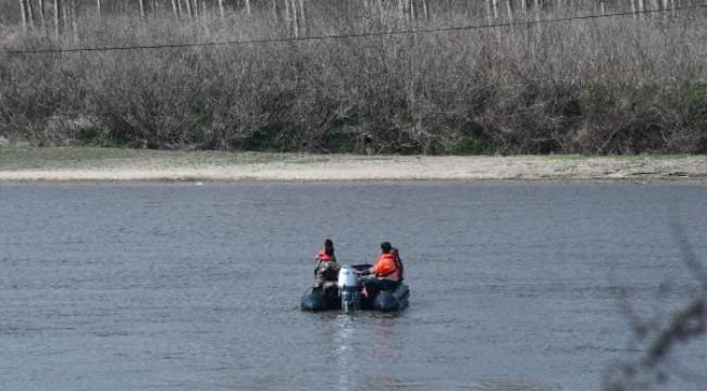 Özel harekat polisleri Meriç Nehri'nde zodyak botla devriyede