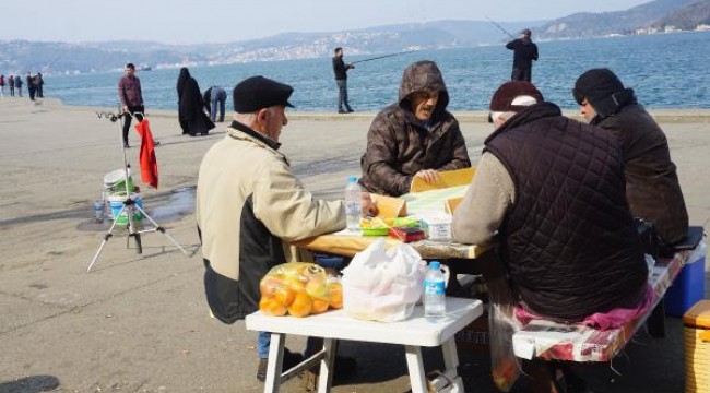 Sarıyer sahilde masa kurup okey oynayanları polis uyardı