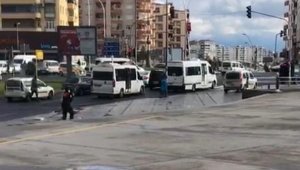 Silahlı saldırı şüphelisi kardeşler, polisin lastiklerine ateş açtığı araçla kaçtı