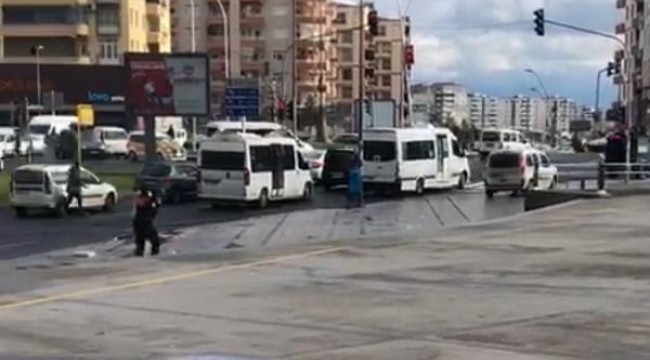 Silahlı saldırı şüphelisi kardeşler, polisin lastiklerine ateş açtığı araçla kaçtı