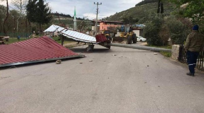 Silifke'de fırtına; çatılar uçtu, elektrik direği devrildi 