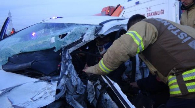 Silivri'de iki araç kafa kafa çarpıştı: 4 yaralı