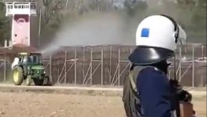 Sınırdaki göçmenlerin üzerine traktörle tarım ilacı sıkıldı