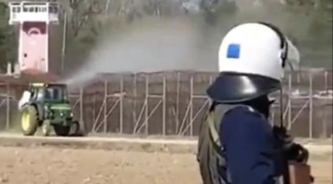 Sınırdaki göçmenlerin üzerine traktörle tarım ilacı sıkıldı