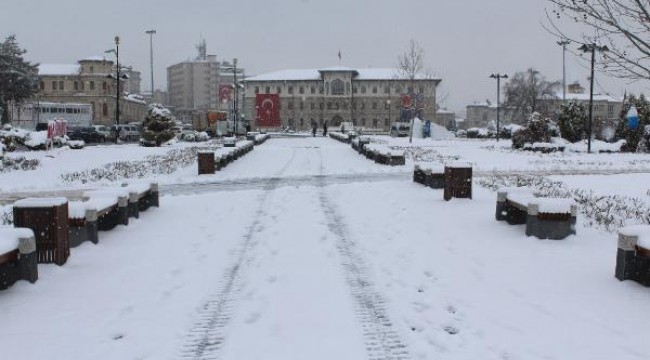 Sivas'ta 84 yerleşim biriminin yolu kardan kapandı