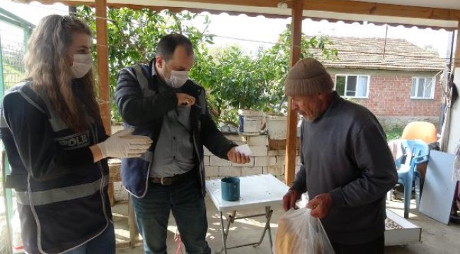 Sokağa çıkamayan çifte ekmeği polis aldı