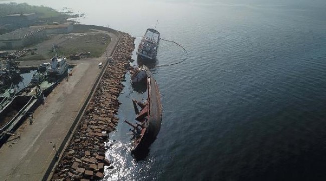 Tuzla'da çarpışıp yan yatan gemiden sızan yakıtın denize yayılmaması için önlem 