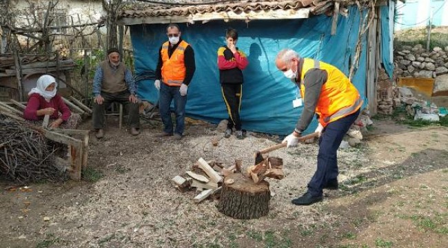 Vefa ekibi, yaşlı çiftin odunlarını da kırdı