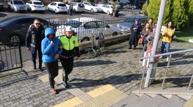 Velilerin adına kredi çeken eğitim kurumu müdürüne adliyede protesto