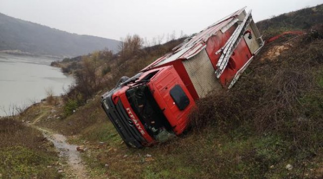 Yangına müdahaleye giden itfaiye aracı takla attı: 2 yaralı