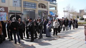 Yasağa rağmen banka önlerinde kuyruk oluşturdular