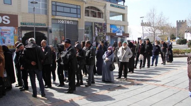 Yasağa rağmen banka önlerinde kuyruk oluşturdular