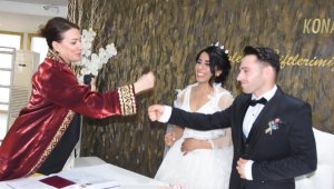 Yeni evlenen çiftler, koronavirüs nedeniyle nikah memuru ile tokalaşmadı