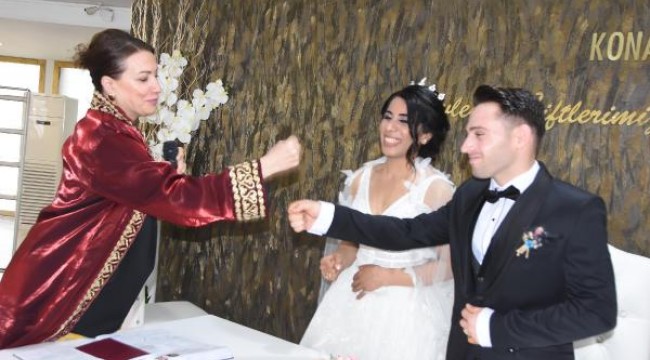 Yeni evlenen çiftler, koronavirüs nedeniyle nikah memuru ile tokalaşmadı