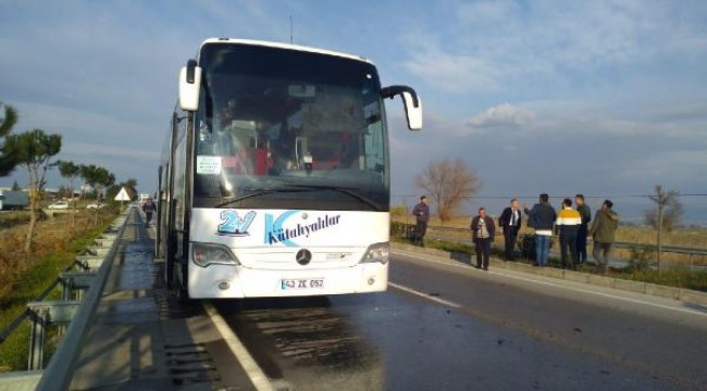 Yolcu otobüsü motorundan alev aldı, yolcular tahliye edildi