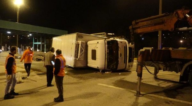 Yumurta yüklü kamyon gişelere çarptıktan sonra devrildi