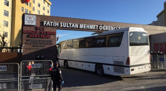 Yurt dışından gelenleri taşıyan iki otobüs karantina yurduna geldi