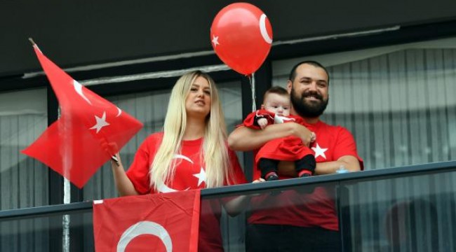 23 Nisan coşkusunda yüzlerce balon çocukların ellerinden yükseldi