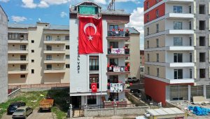 5 katlı apartman, 23 Nisan için bayraklarla süslendi