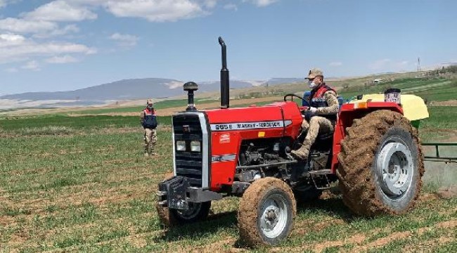 '65 yaş' yasağı olan çiftçinin tarlasına jandarma gübre attı