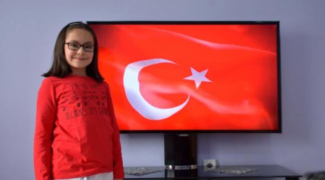 8 yaşındaki Hatice, uzaktan eğitimle İstiklal Marşı'nı işaret diliyle okumayı öğrendi